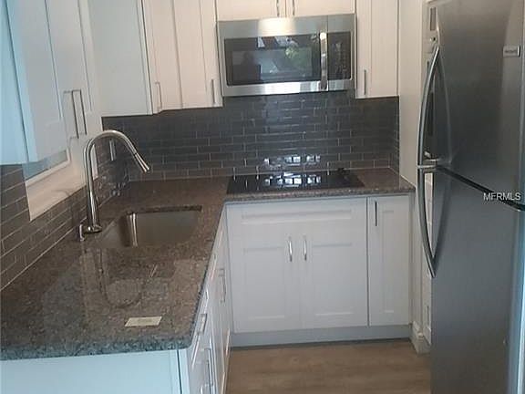 5th image of 853 2nd Ave NE