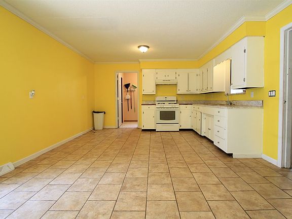 2nd image of 195 W Davis St