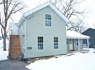630 Queen Anne St #1, Woodstock, IL 60098