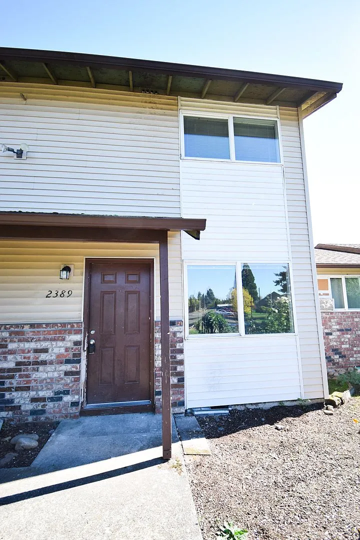 Spacious 2 bedroom 1.5 bath Town house Apartment! — Photo 1
