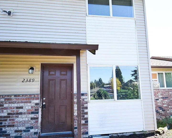 Spacious 2 bedroom 1.5 bath Town house Apartment! — Photo 1