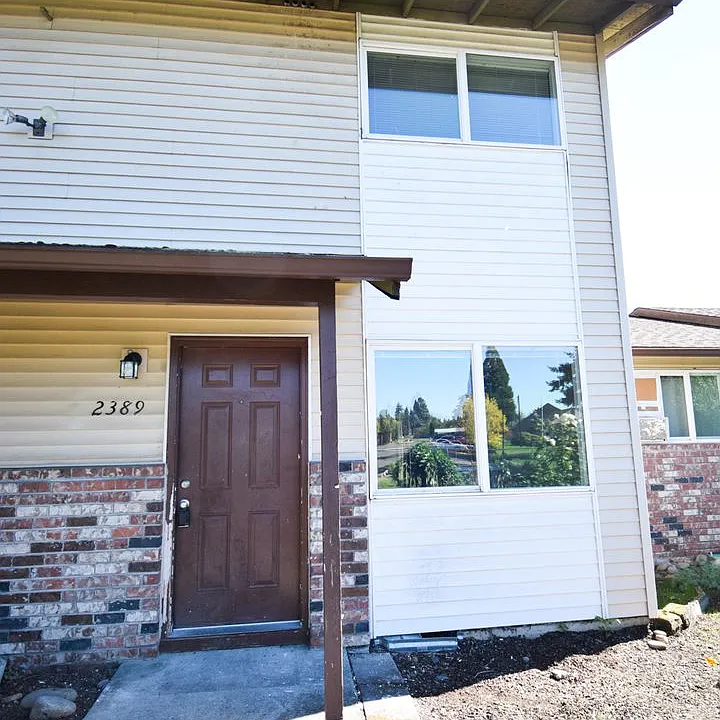 Spacious 2 bedroom 1.5 bath Town house Apartment!