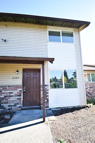 Spacious 2 bedroom 1.5 bath Town house Apartment! Photo 1