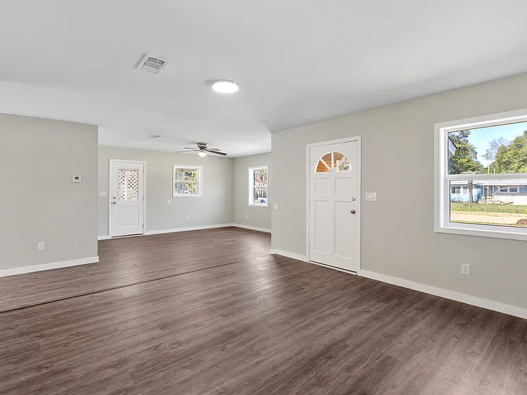 225 Etta St — Photo 6