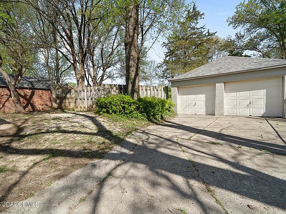 4th image of 1924 N Circle Dr