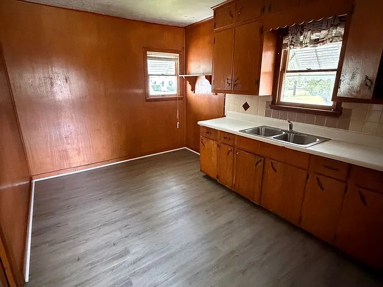 1398 Elgie St — Photo 7