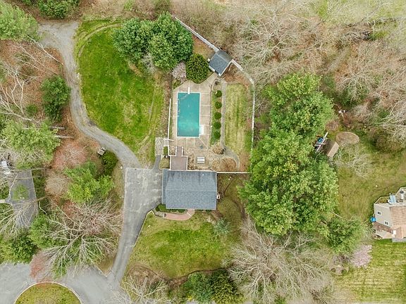 4th image of 25 Carriage House Dr