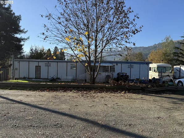 210 Adams St, Myrtle Creek, OR 97457