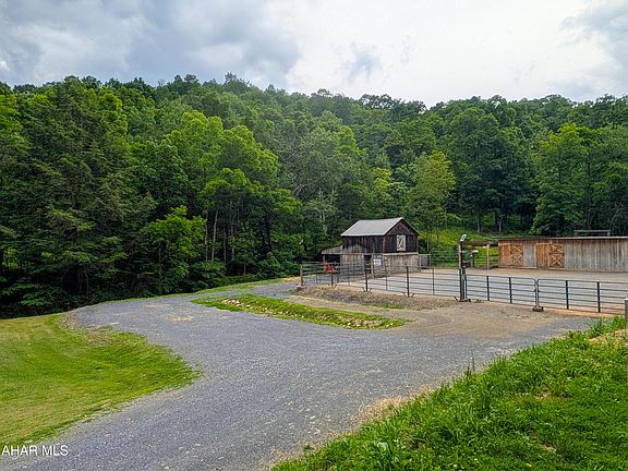 4th image of 587 Point Rd
