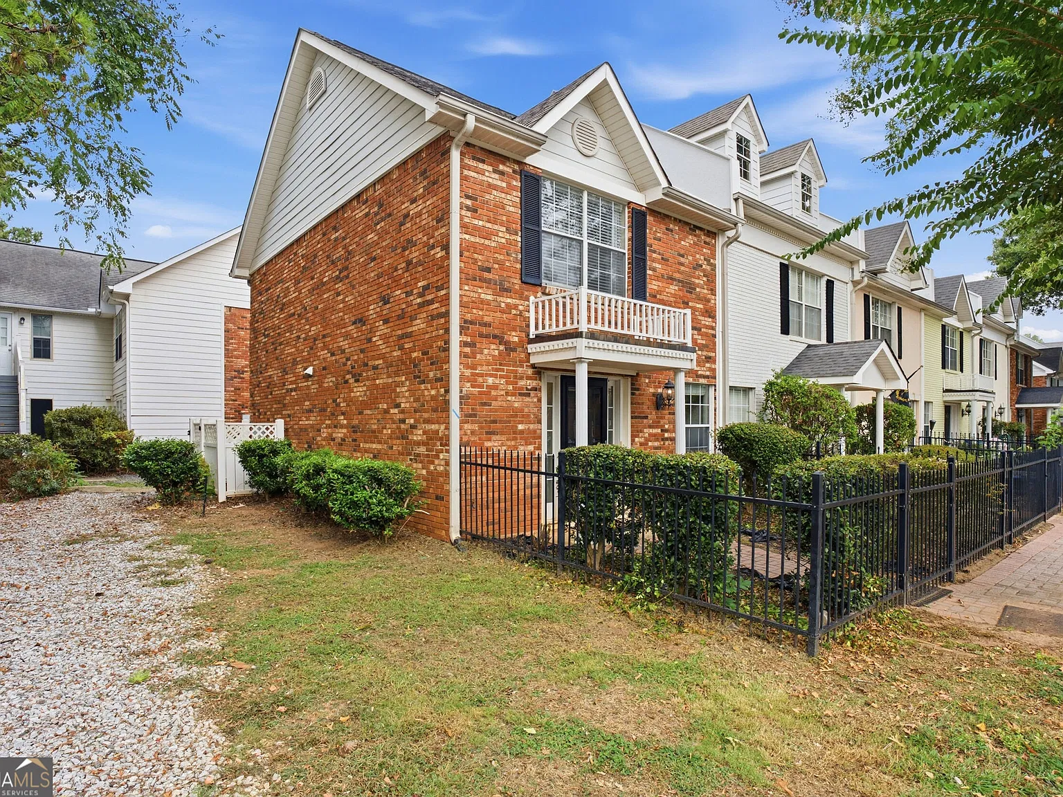 2 bed, 1.5 bath, 1042 sqft, $3,350 — Photo 2