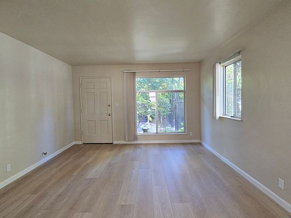 3rd image of 572 N 2nd St APT 1