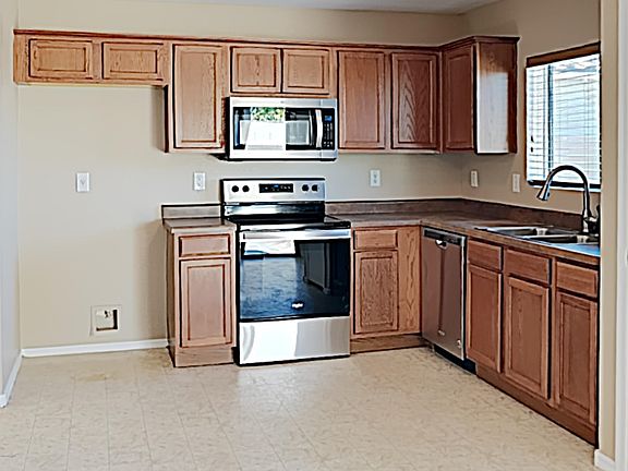 4th image of 38494 N La Grange Ln