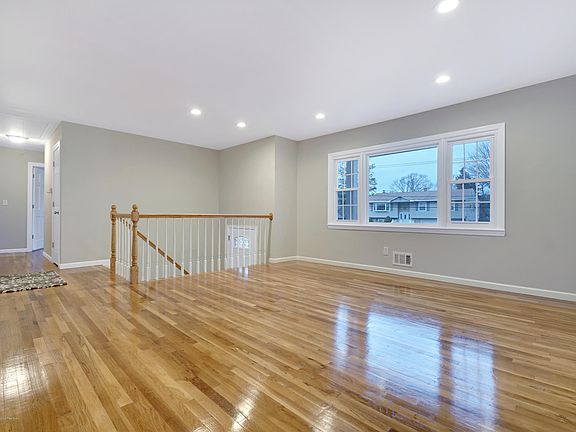 3rd image of 839 Royal Ln