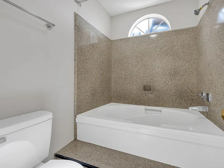 Woodlake Apartments — Photo 79