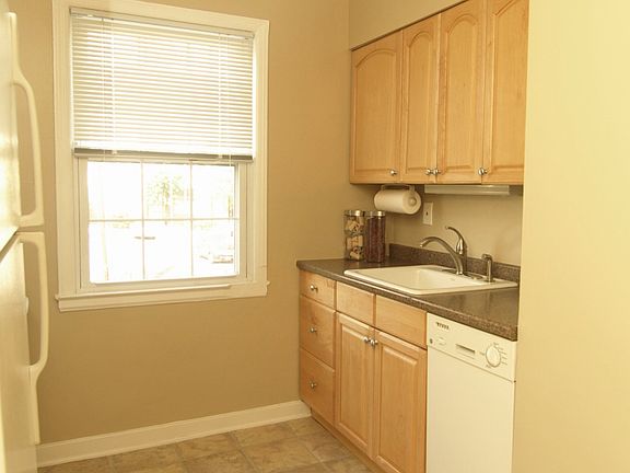 Contempary Kitchen w/maple cabinets