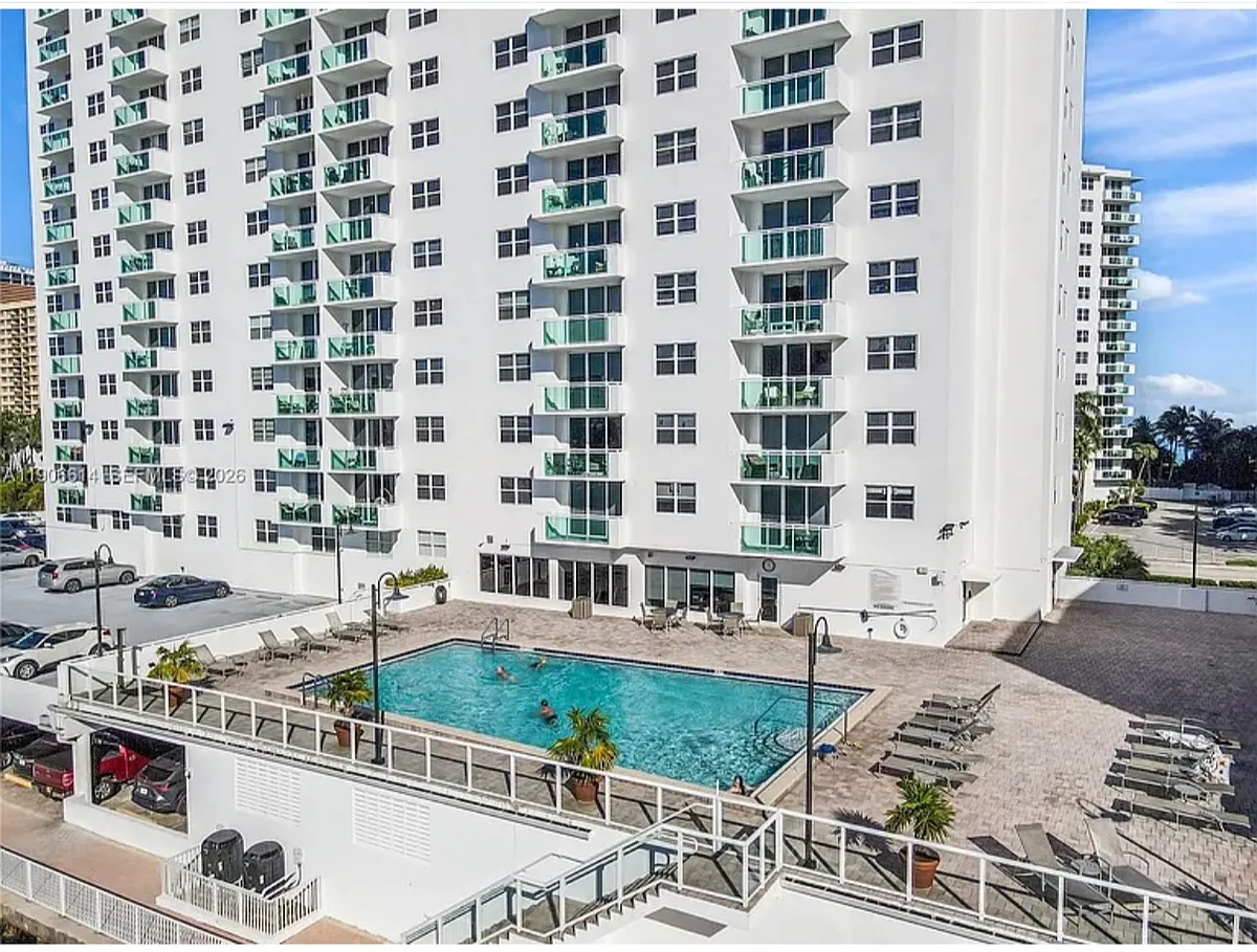 Building Photo - 3000 S Ocean Dr #420