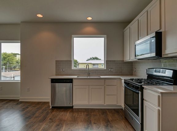 5th image of 3007 E 12th St Unit 8-1