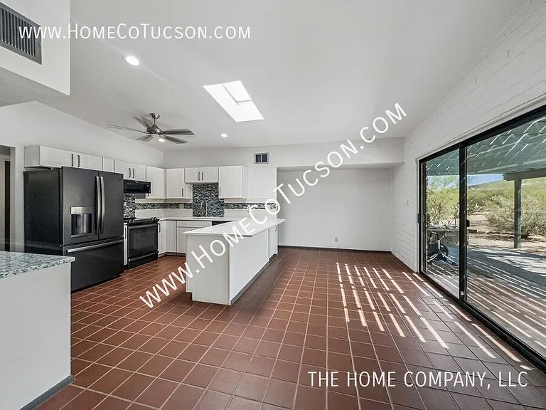 120 E Magee Rd — Photo 11