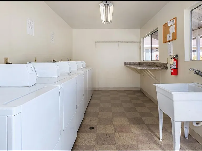 1096 N Mollison Ave — Photo 7