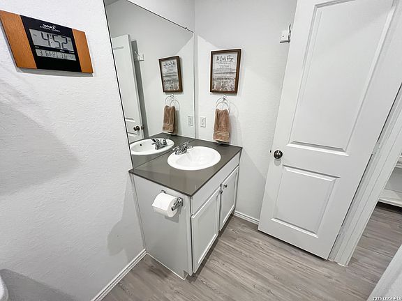 5th image of 1072 Shutter Way