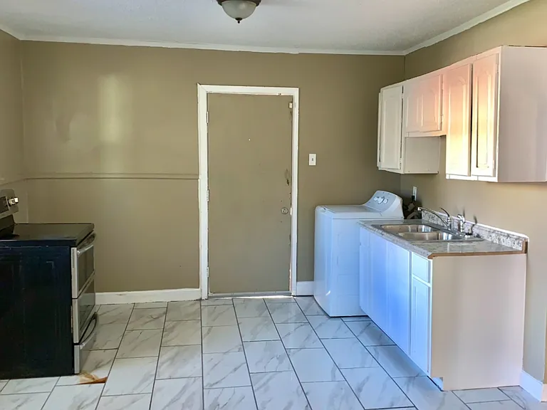 357 S Pkwy E — Photo 26