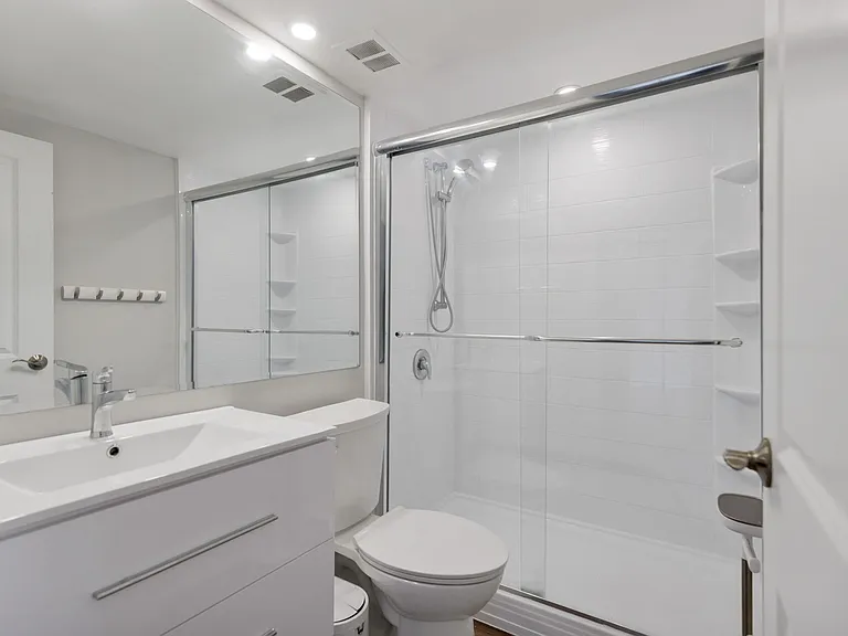 33 Harbour Sq #2208 — Photo 30