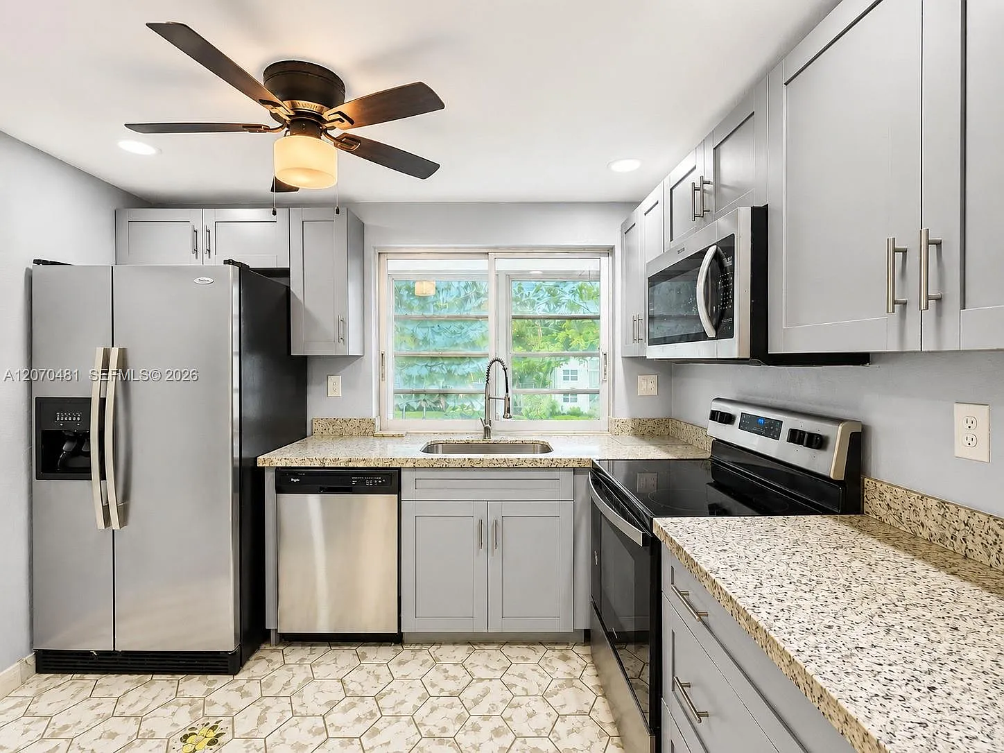Lime Bay Condominium 6 — Photo 1