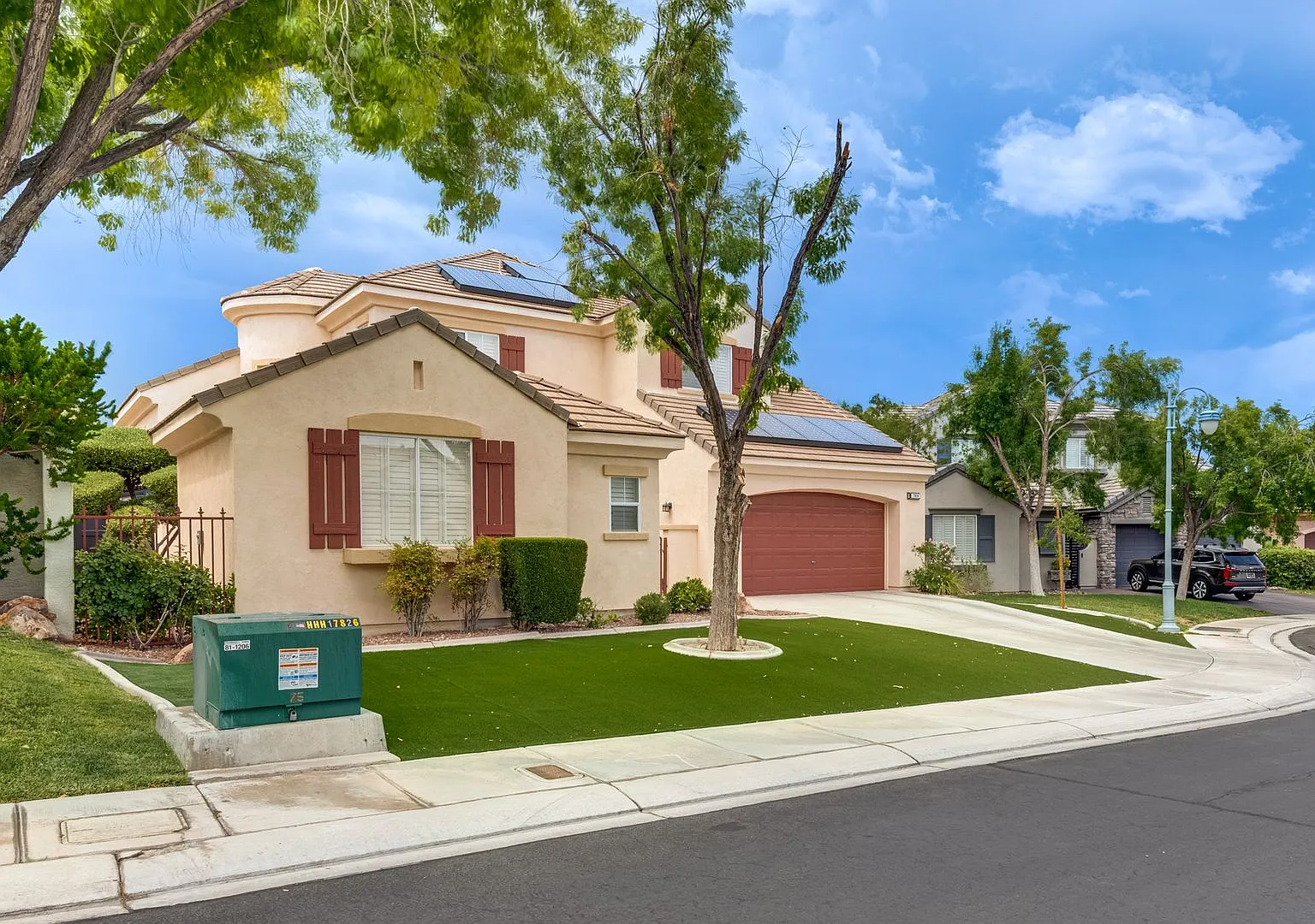 Luxurious, Entertainers Dream 4 Bedroom Home — Photo 2