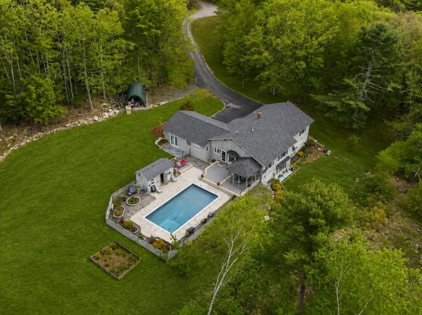 28 Oakledge Hills Road, Raymond, ME 04071