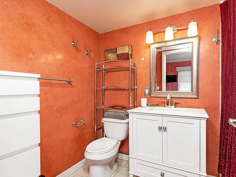 801 W Hawthorn St #403 — Photo 16