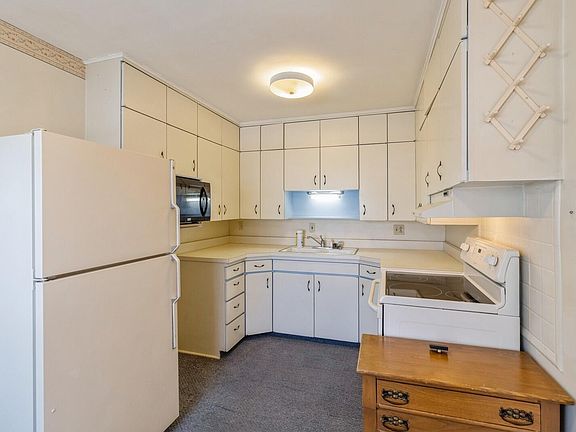 3rd image of 1621 Douglas Ave