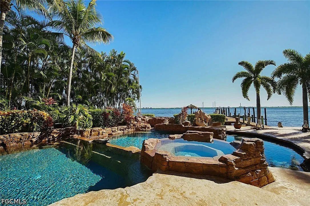5 bed, 7.0 bath, 4627 sqft, $21,130 — Photo 3