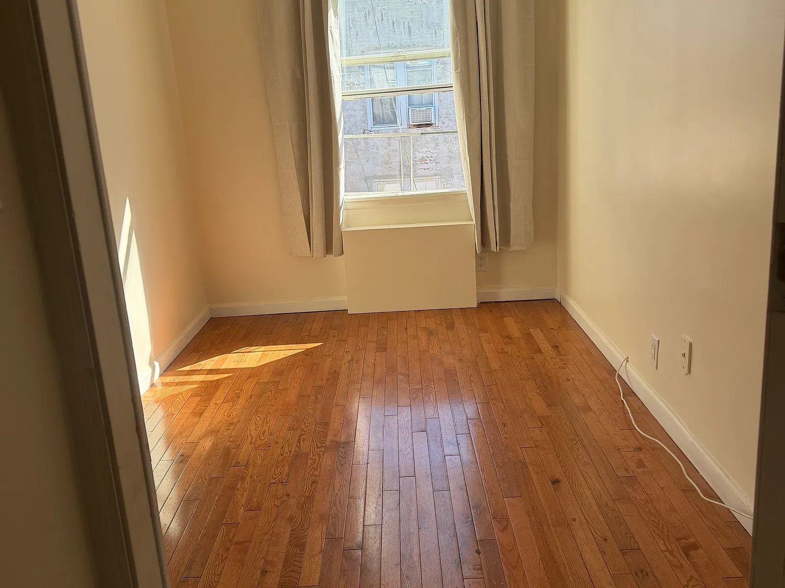 3 bed, 1050 sqft, $3,250 — Photo 3