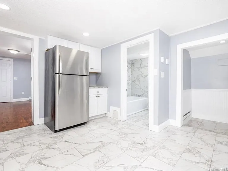 300 Capen St — Photo 3