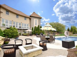 936 Lamplighter Ln, Grafton, WI 53024