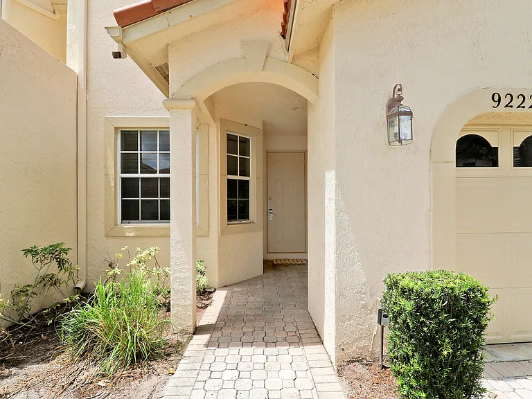 9222 Wentworth Ln — Photo 3