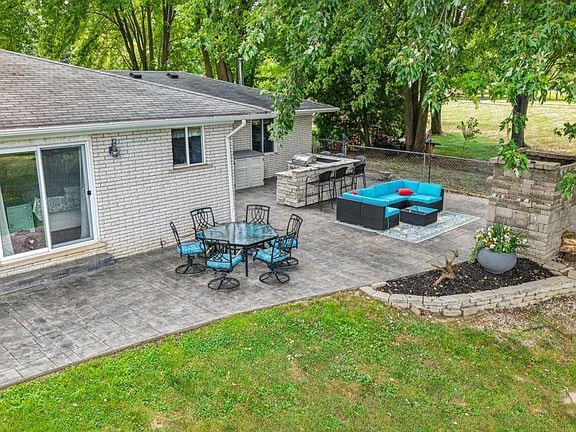 5th image of 49199 Fairchild Rd