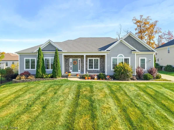 8033 Brook Cir, Macedonia, OH 44056