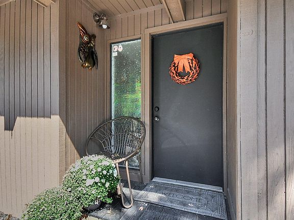 5th image of 336 Queens Dr S