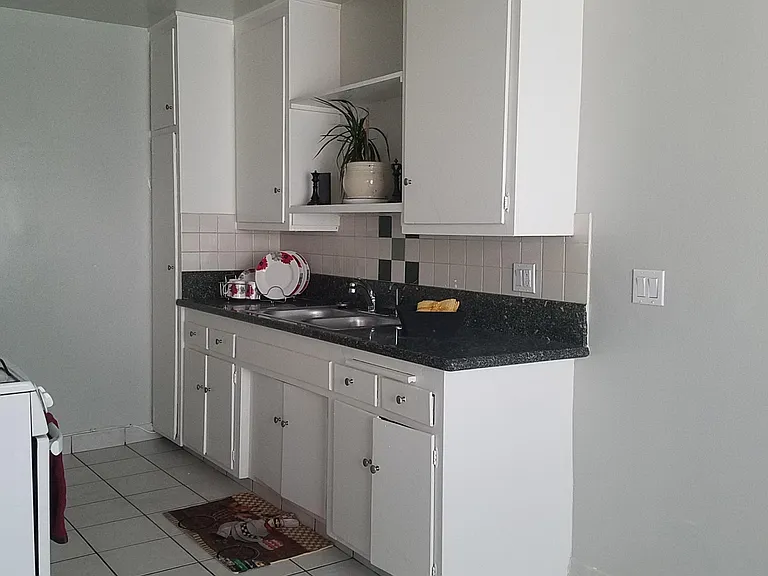 14015 Oxnard St — Photo 13