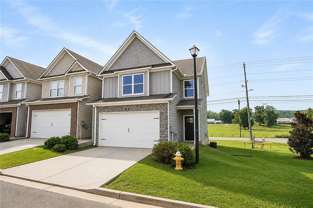 3 bed, 2.5 bath, 1679 sqft, $1,625 — Photo 1