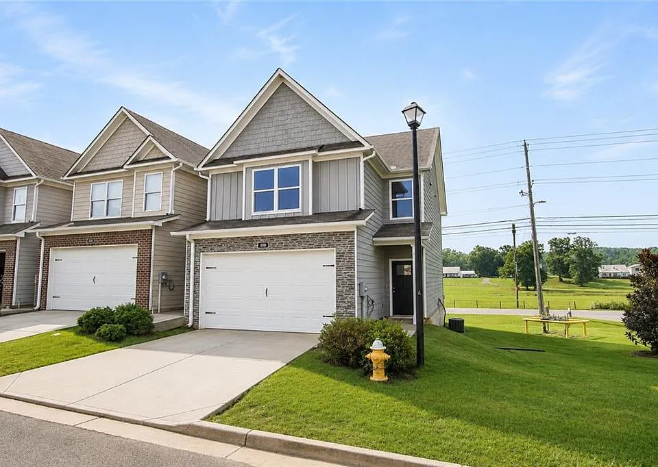 100 Squarewood Ln