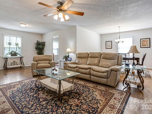 4th image of 3125 Leonard Dr