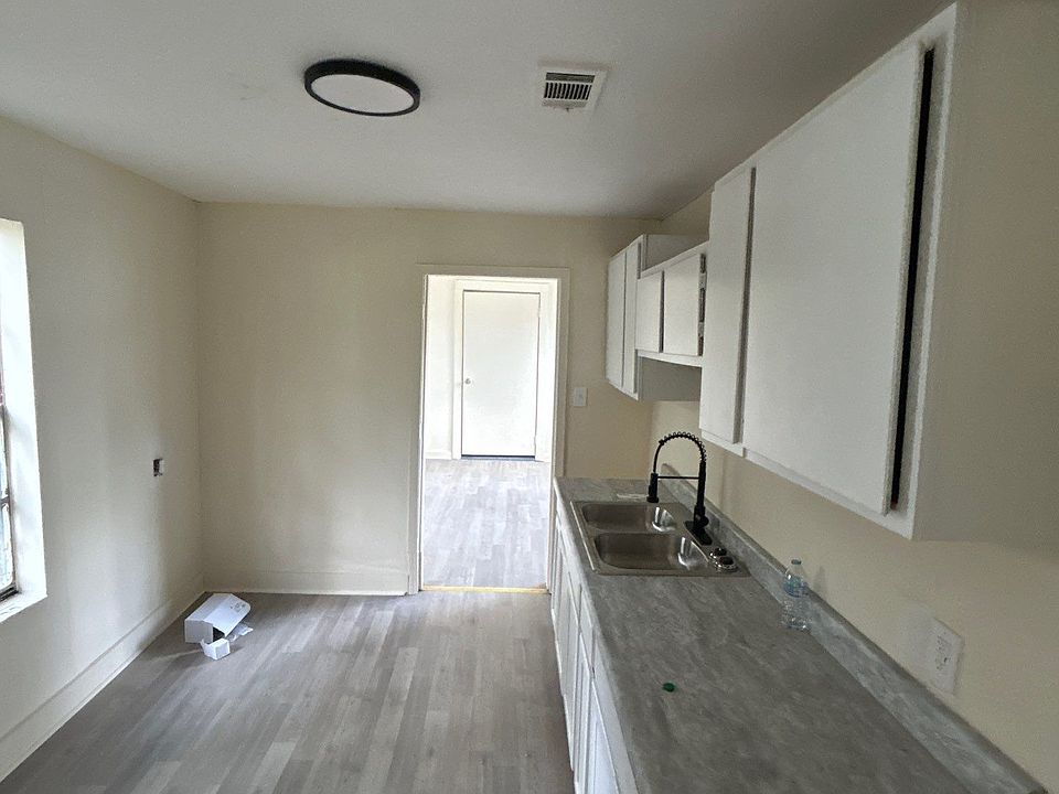 2nd image of 437 Erie St