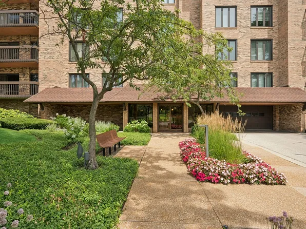 1721 W Mission Hills Rd #202, Northbrook, IL 60062