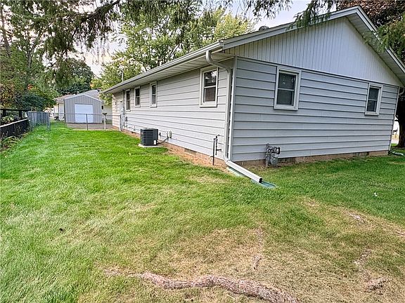 3rd image of 2311 Henry Avenue