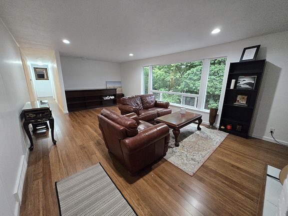 2nd image of 1316B Bellevue Way SE