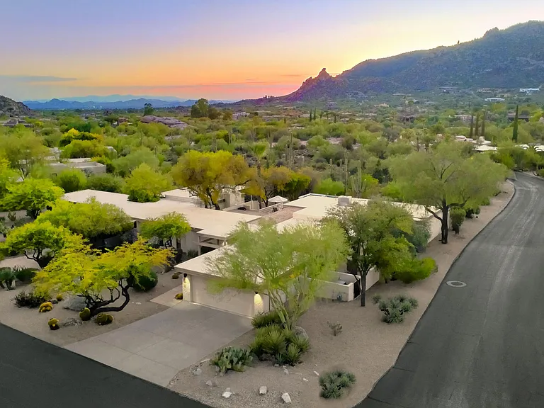 1049 N Boulder Dr — Photo 1