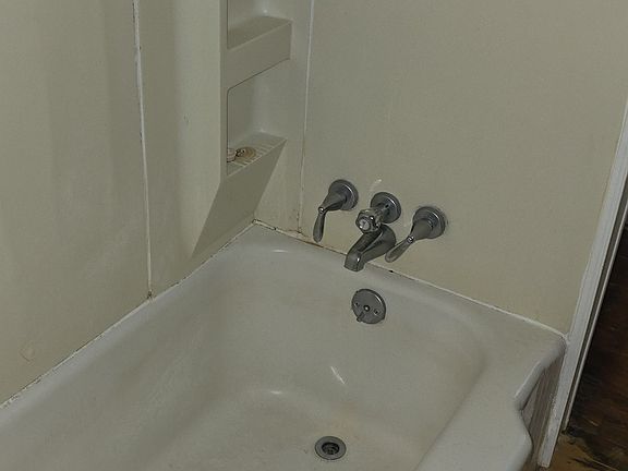 4th image of 411 W 27th St