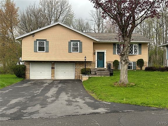3rd image of 531 Cedarbrook Cres